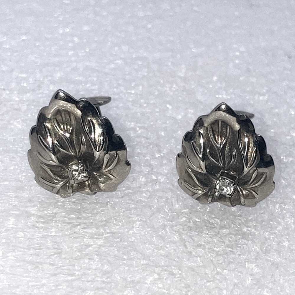 Vtg Silver Tone White Rhinestone Accent Leaf Motif Clip On Earrings .6”